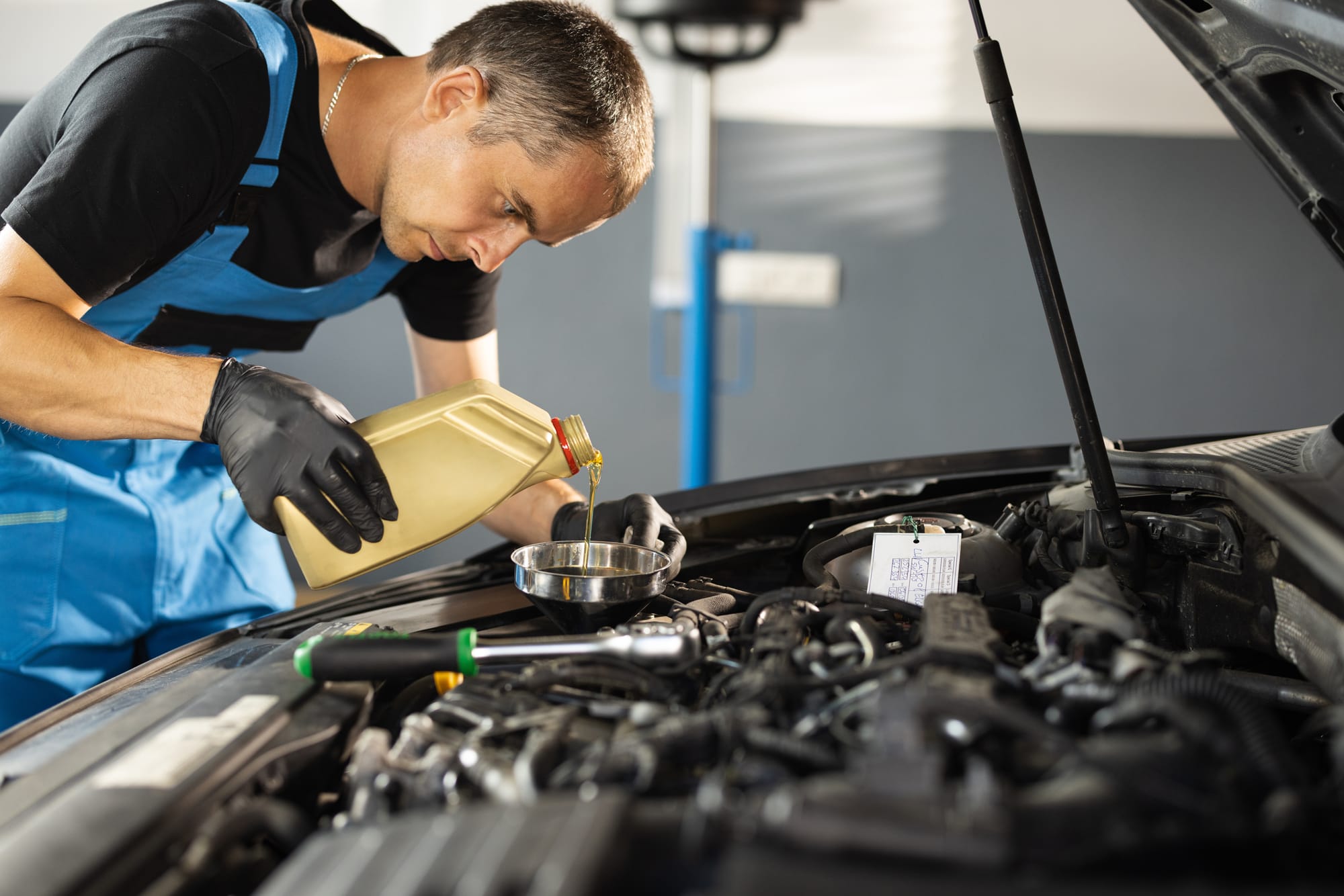 Olie verversen auto – Waarom, hoe vaak & zelf doen tips