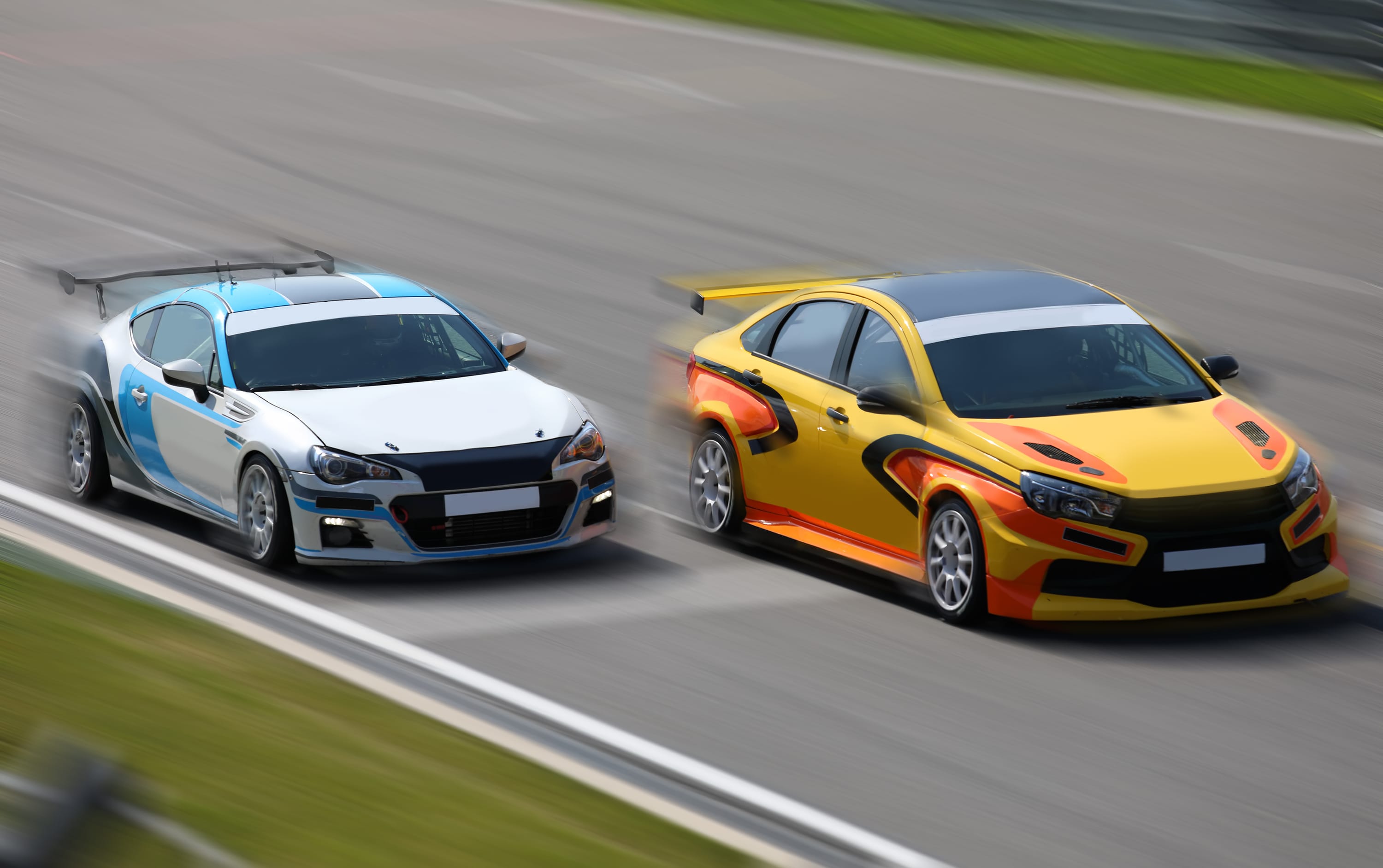 Circuit rijden met je eigen auto: veilig op pad met straatbanden